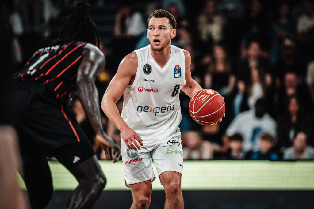 Brae Ivey mit Ball gegen Chemnitz