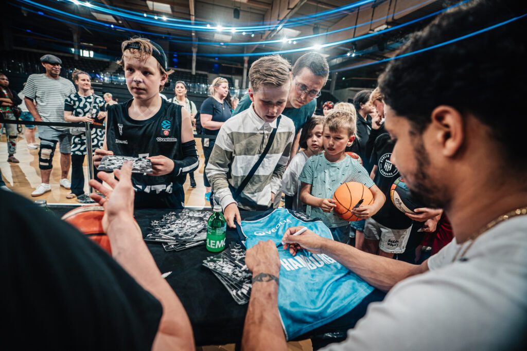 Mehrere junge Fans bei der Autogrammstunde zum Saisonabschied