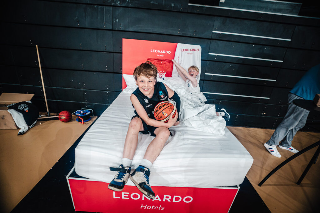 Zwei kleine Towers-Fan im Dunking Bett von Leonardo Hotel
