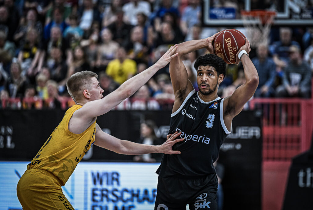 Mark Hughes mit Ball sucht Anspielstation