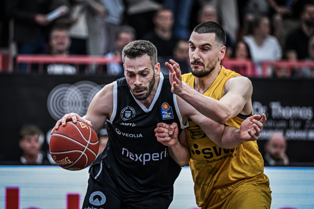 Jonas Wohlfarth-Bottermann mit Ball gegen Tübinger Gegenspieler