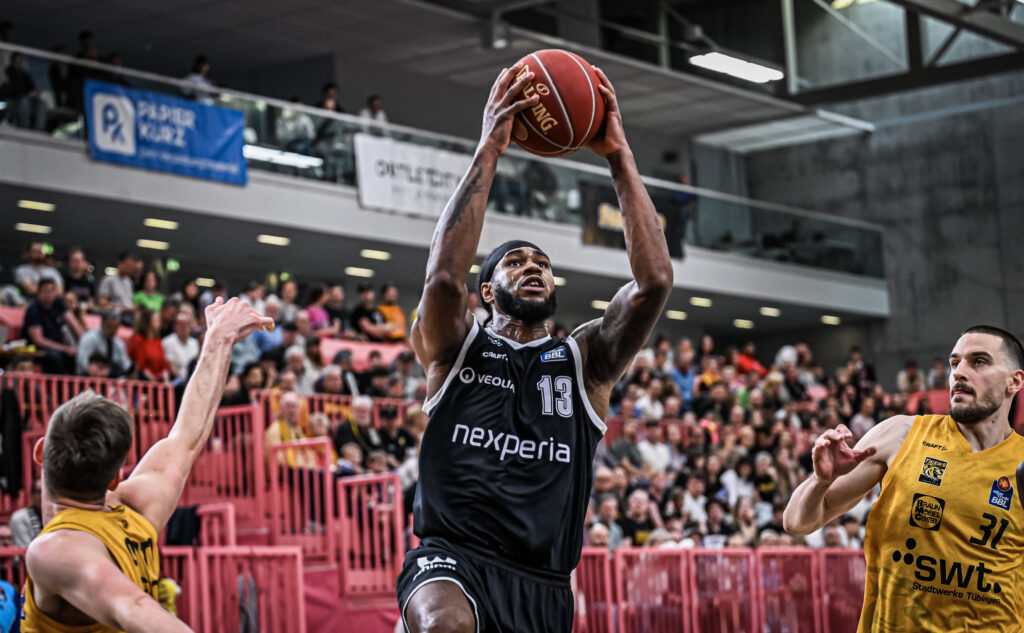 VJ King geht zum Dunk hoch