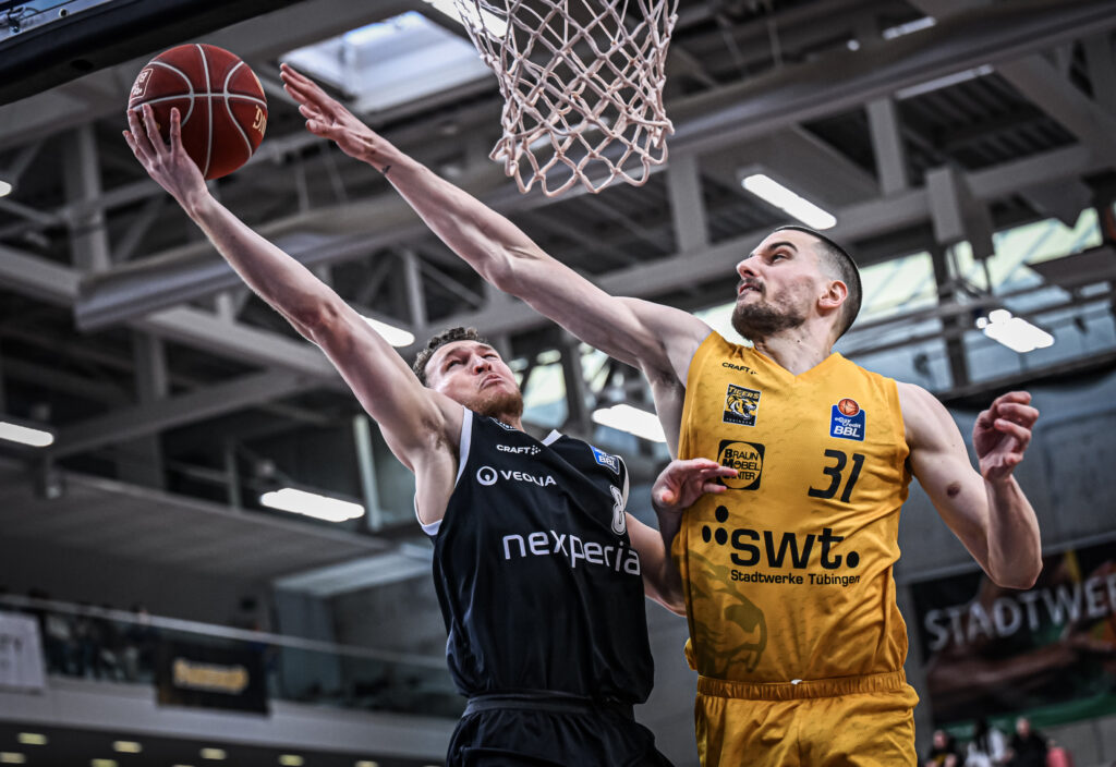 Brae Ivey setzt sich unter Bedrängnis am Korb durch