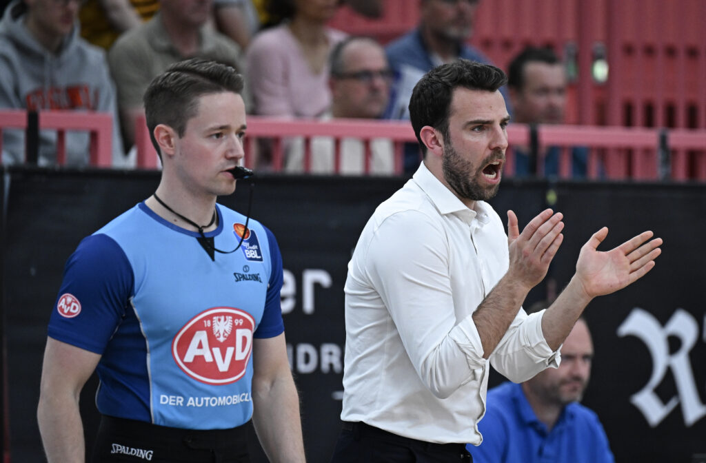 Cheftrainer Benka Barloschky mit Emotionen neben Schiedsrichter