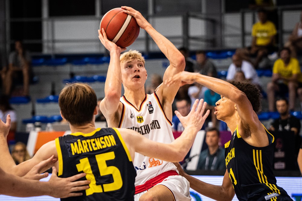 Jared Grey geht mit Ball zum Korb