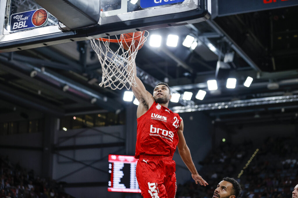 Kenneth Ogbe im Bamberger Trikot beim Dunk