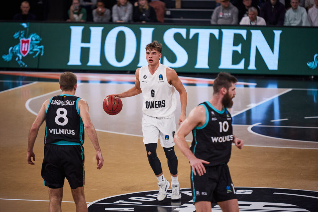 Leif Möller im EuroCup mit Ball in der Hand