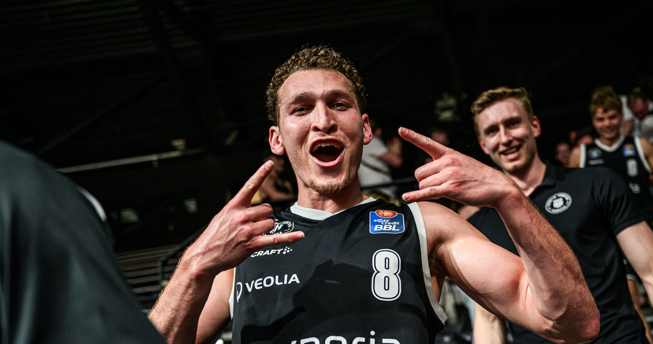 Brae Ivey jubelt in die Kamera