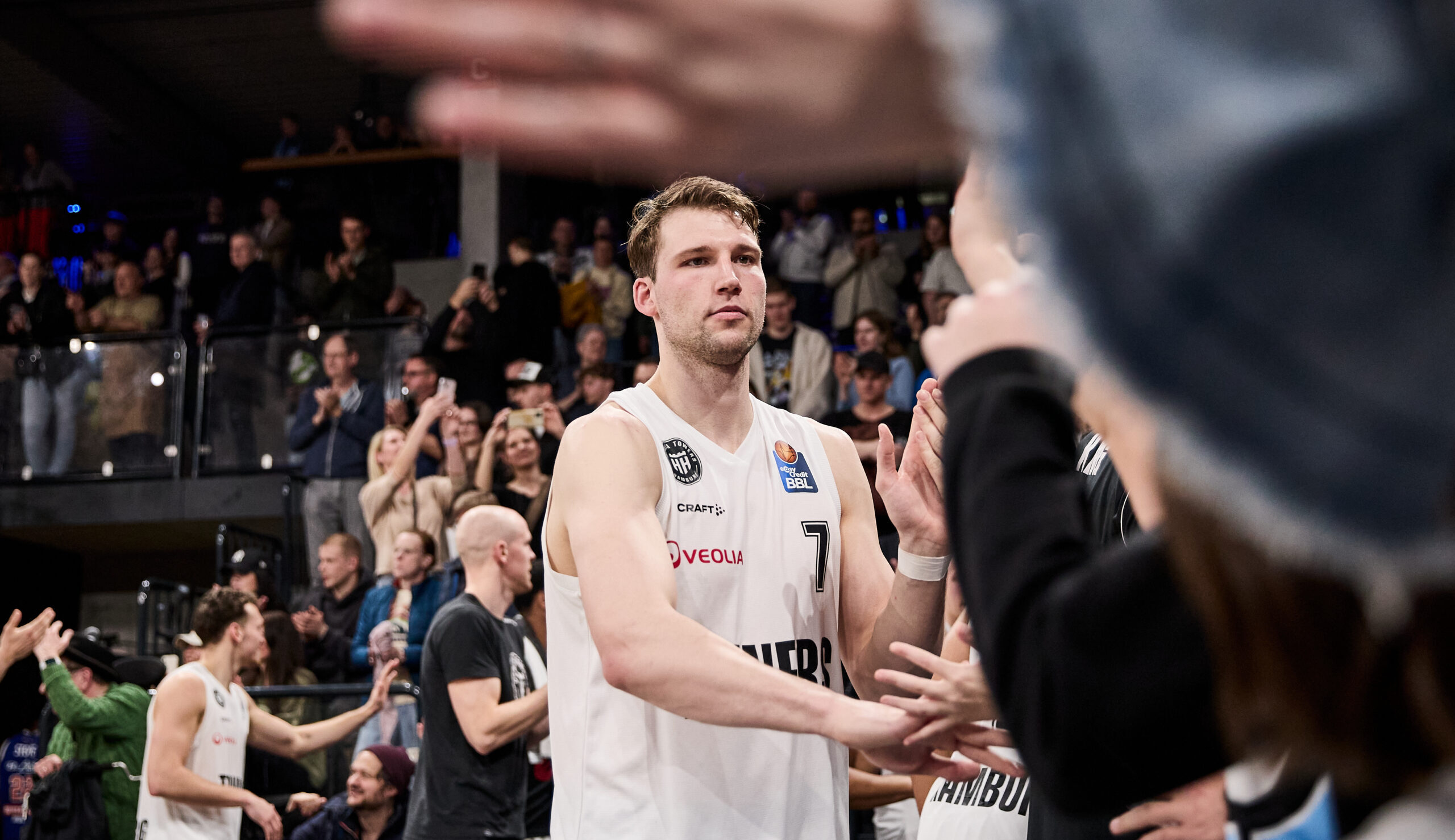 Lukas Meisner klatscht mit Fans ab