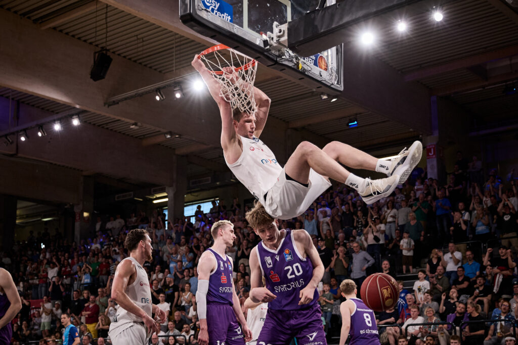 Lukas Meisner hängt nach Dunk gegen Göttingen am Korb