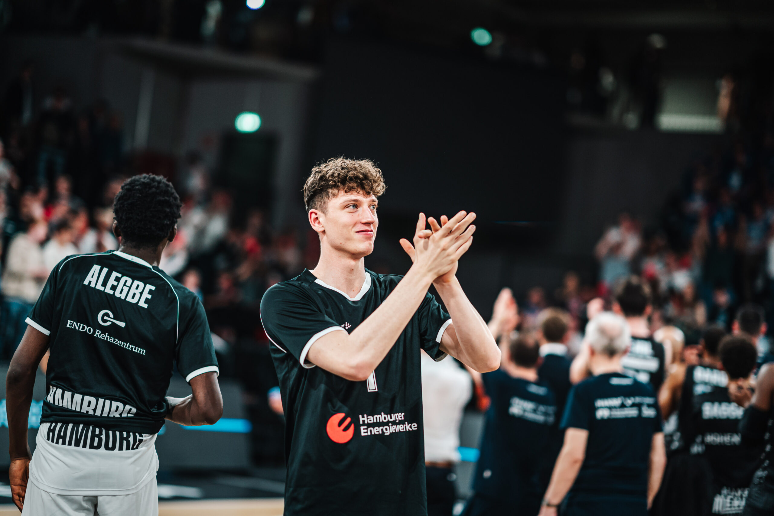 Niklas Krause klatscht in schwarzem Shirt Richtung Zuschauer