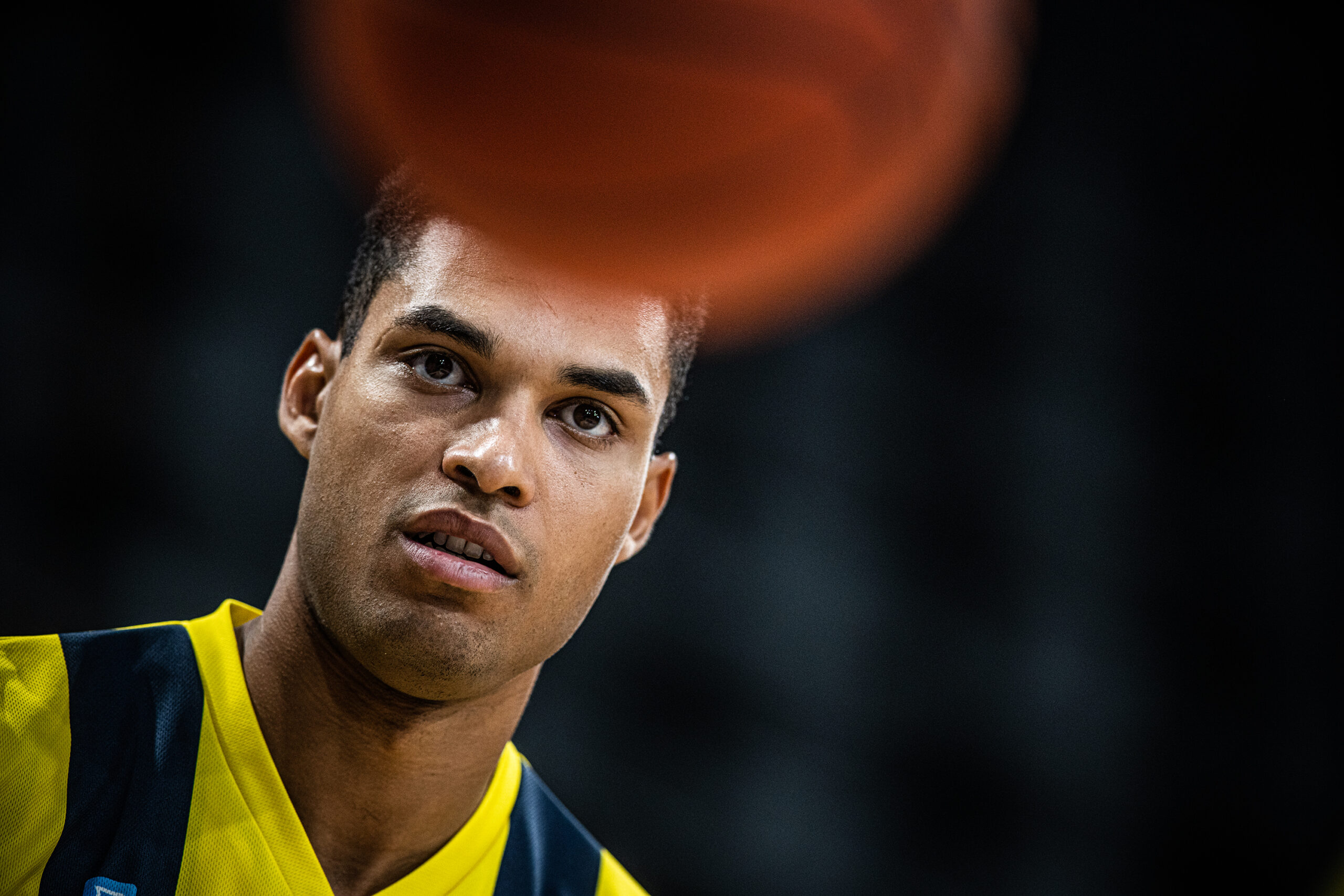 Nahaufnahme Kenneth Ogbe mit Ball vor Gesicht
