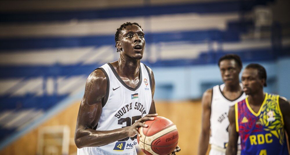 Kur Kuath im Trikot des Südsudan beim Freiwurf