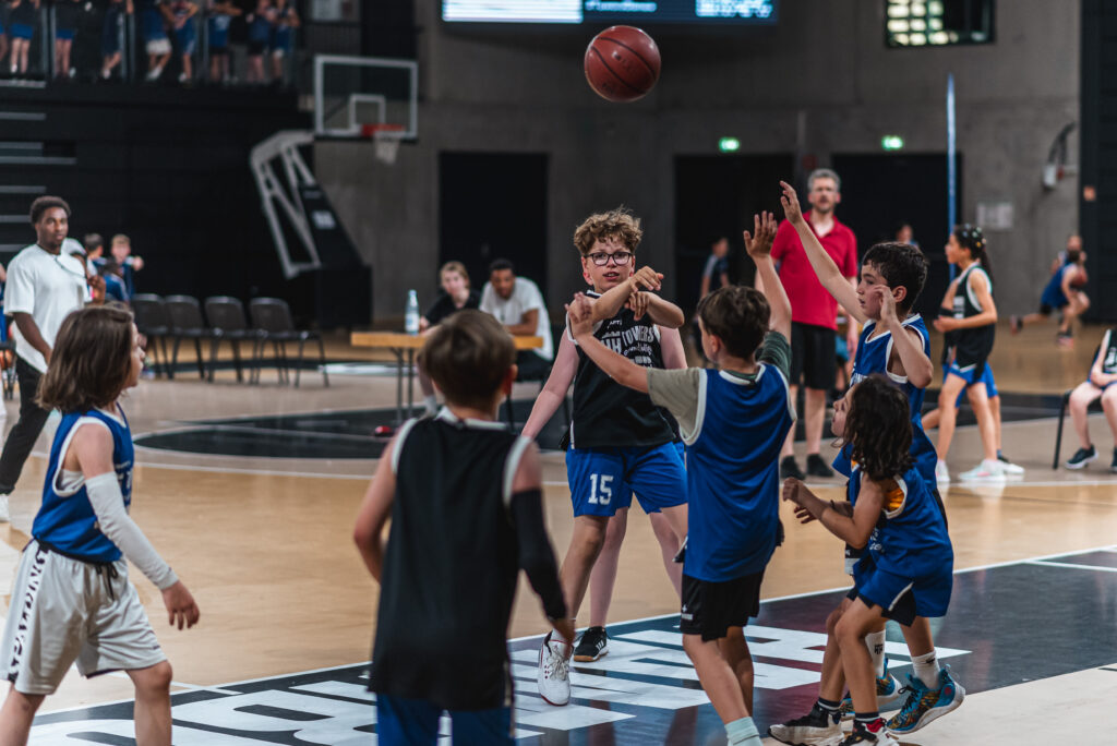 Junge mit Brille passt den Ball bei Grundschulliga