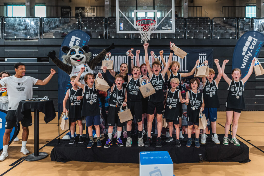 Kinder der Alfried-Otto-Schule jubeln mit Silbermedaille bei Grundschulliga-Finale