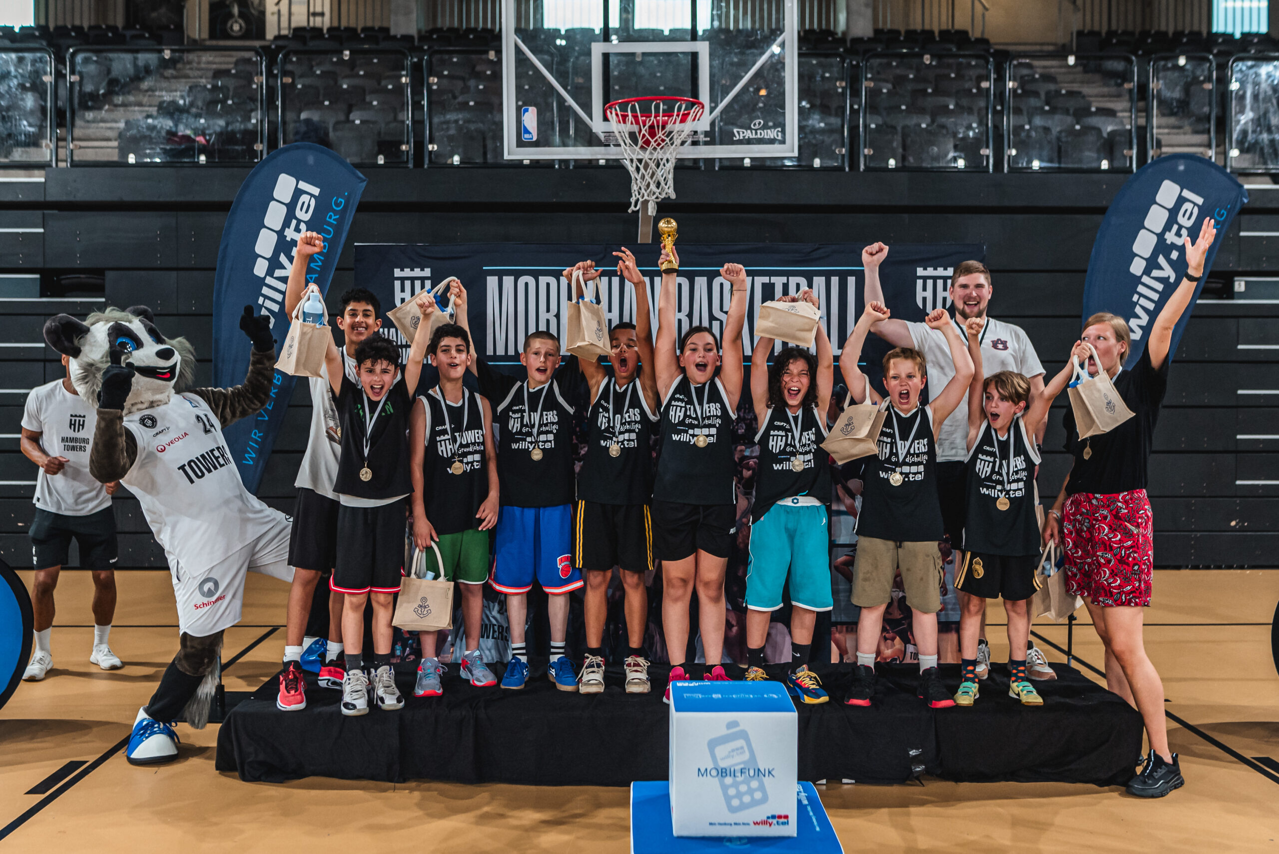 Kinder der Schule Rellinger Straße jubeln mit Goldmedaille bei Grundschulliga-Finale