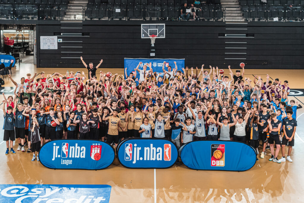 Gruppenfoto aller Teilnehmer der Jr. NBA Hamburg League