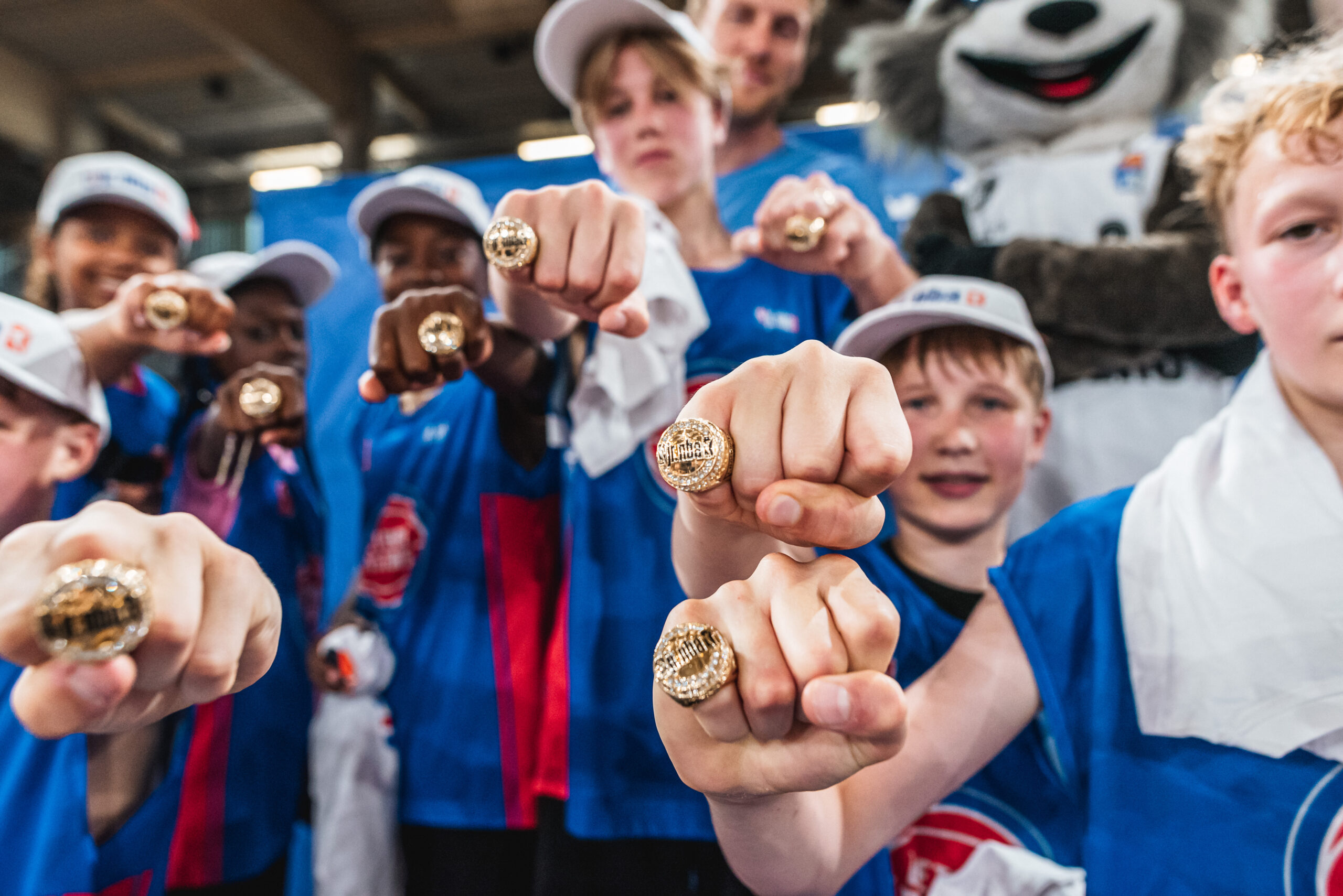 Siegerfoto der Jr. NBA - Kinder mit Championship-Ringen