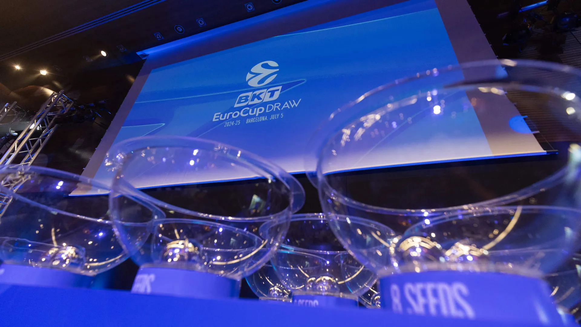 Ziehungsurnen vor Videowand bei EuroCup Auslosung
