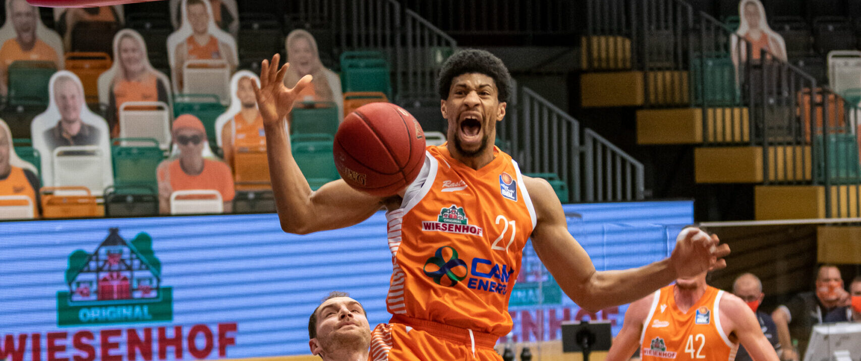 Jordan Barnett schreit Ball nach Dunk an