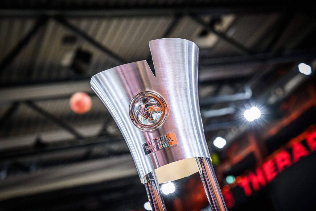 Nahaufnahme BBL Pokal vor Hallendach