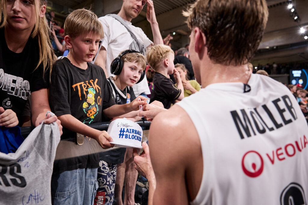 Leif Möller schreibt für zwei Kinder Autogramme