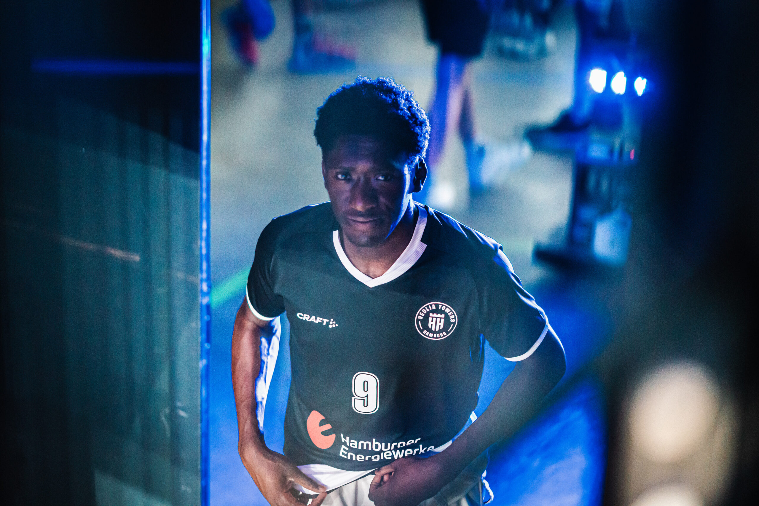 Al-Fayed Alegbe im Shooting-Shirt blickt in die Kamera