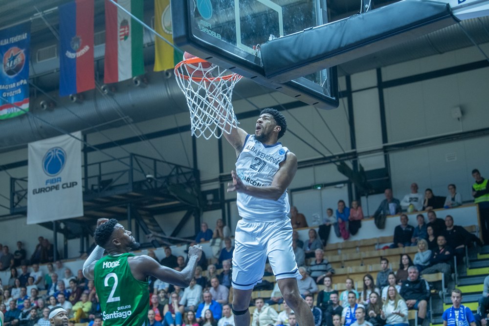 Jordan Barnett im Trikot von Alba Fehevar dunkt den Ball