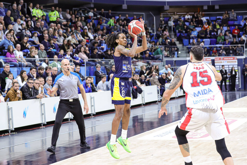 Keondre Kennedy im blauen Trikot von Turin beim Dreier-Wurf