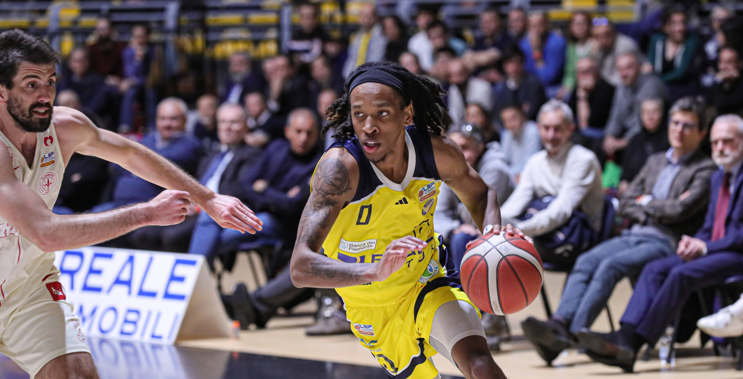 Keondre Kennedy im gelben Turin-Trikot beim Zug zum Korb