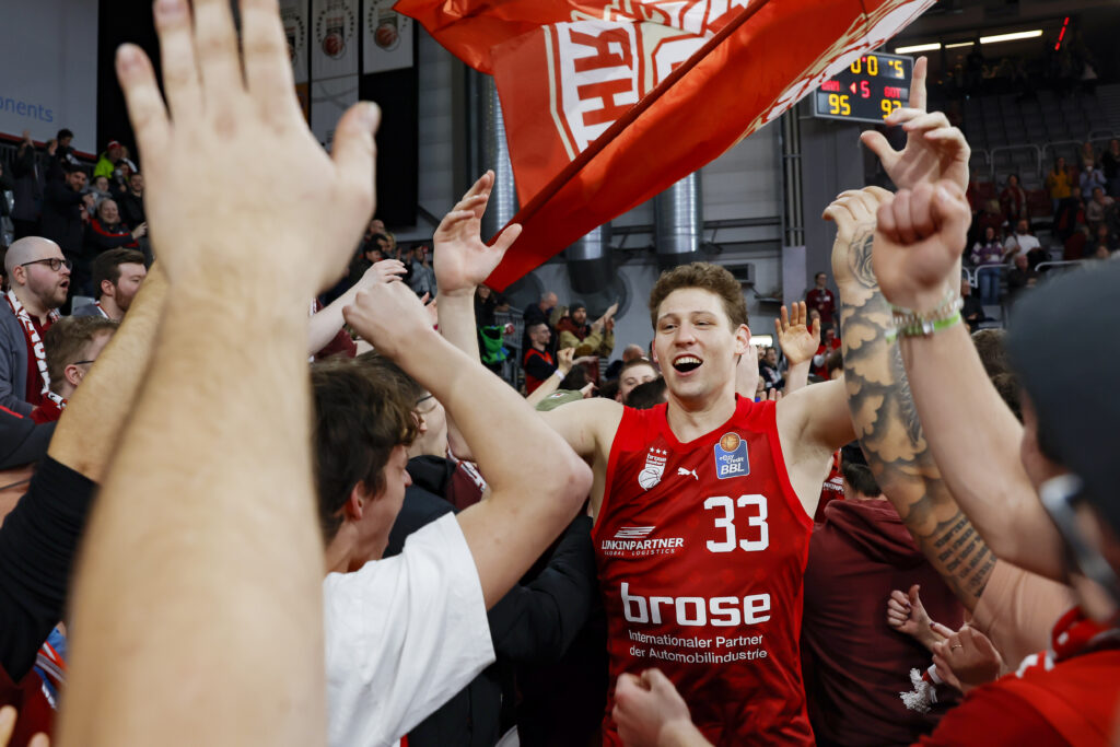 Patrick Heckmann feiernd mit Fans in Bamberg