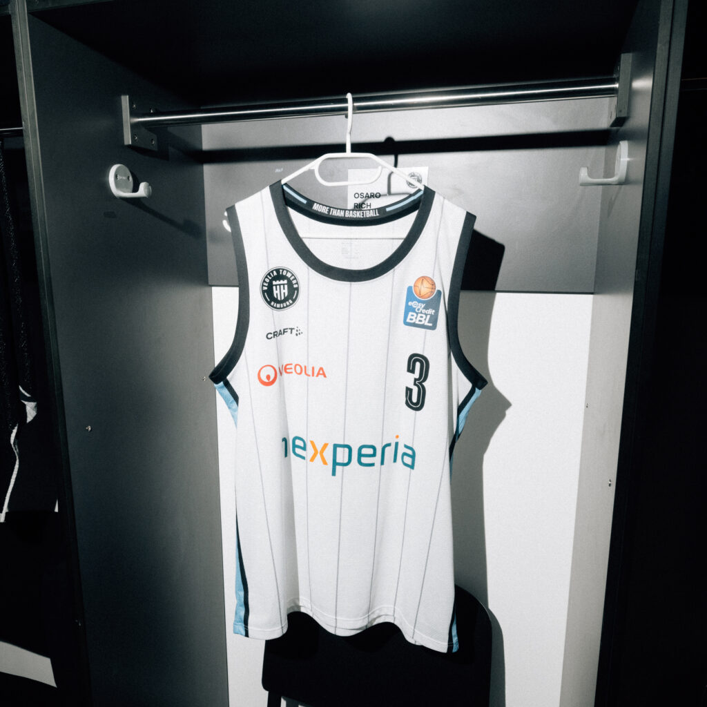 Das weiße BBL-Trikot der Veolia Towers hängend im Spielerspind