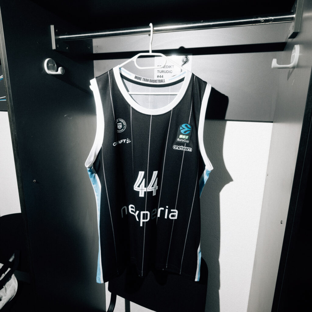Das schwarze EuroCup-Trikot der Veolia Towers hängend im Spielerspind
