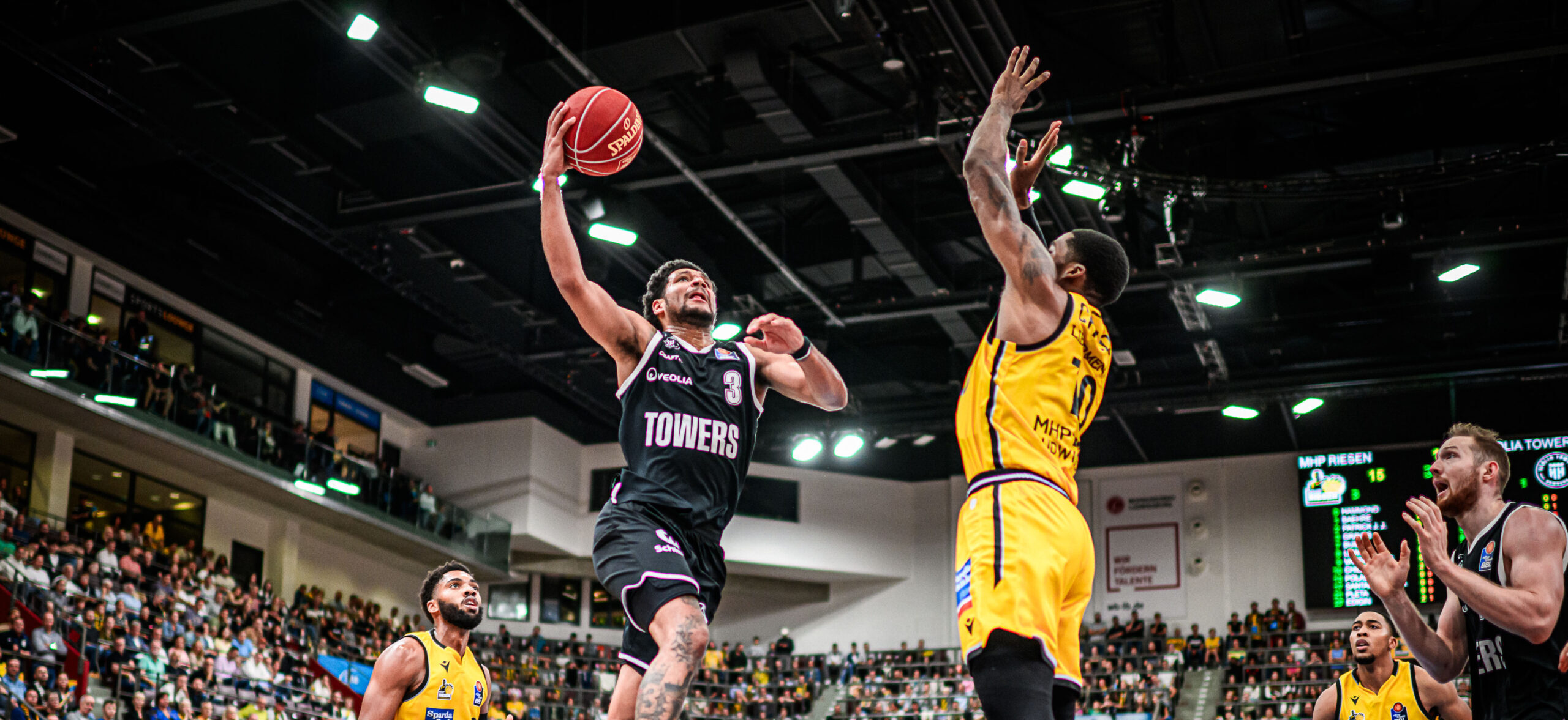 Mark Hughes setzt zum Layup an Saisonauftakt gegen MHP Riesen Ludwigsburg