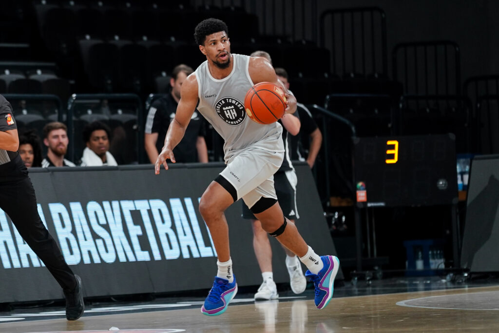 Jordan Barnett mit dem Ball im Lauf