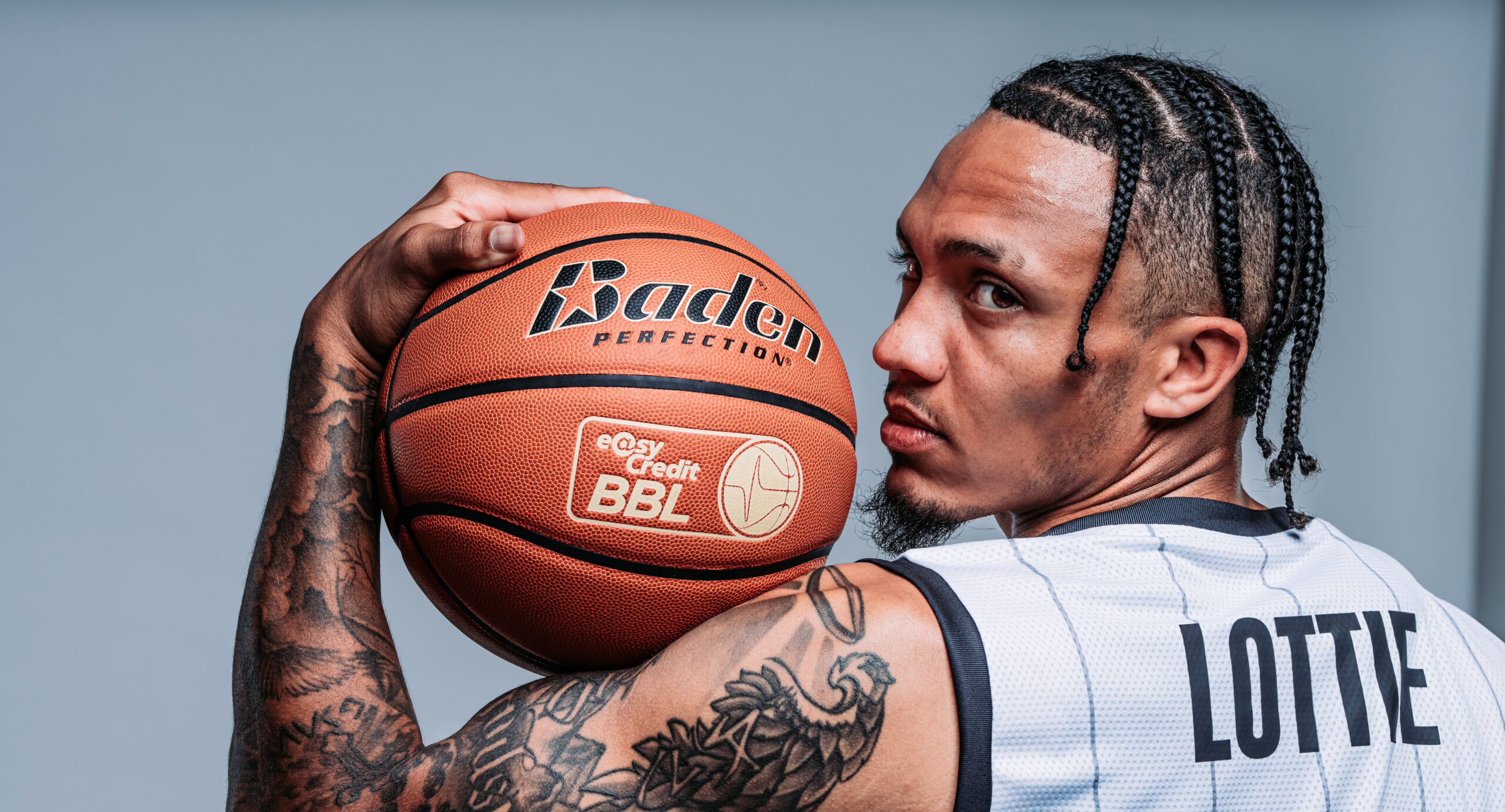 Veolia Towers Jaizec Lottie mit Basketball auf der Schulter