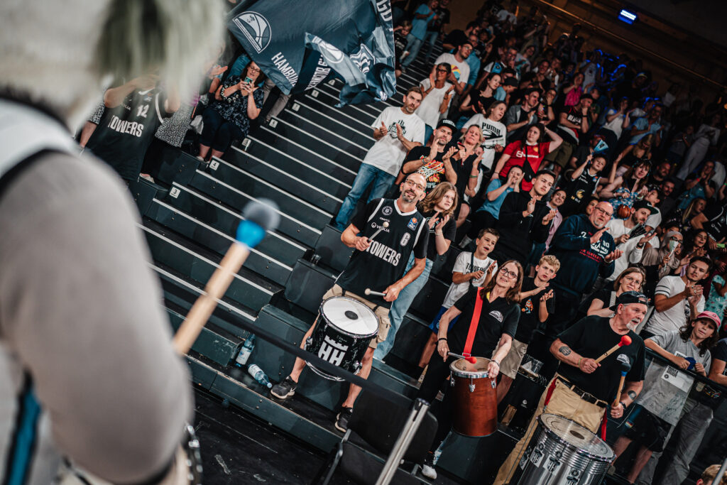 Willy heizt Hamburg Towers Fanclub ein