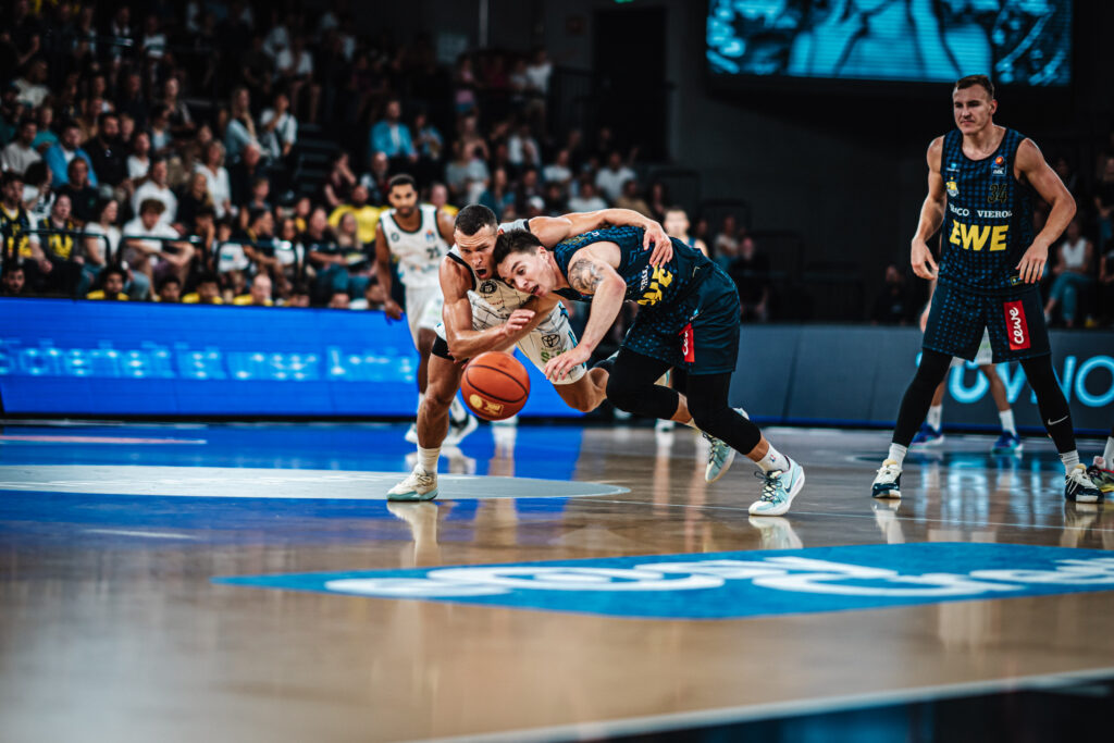 Brae Ivey und Oldenburgs Jaworski im Zweikampf um den Ball