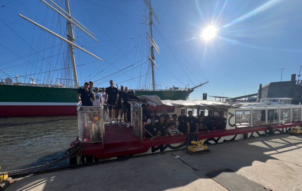 Veolia Towers Spieler auf Barkasse im Hamburger Hafen bei Sonnenschein