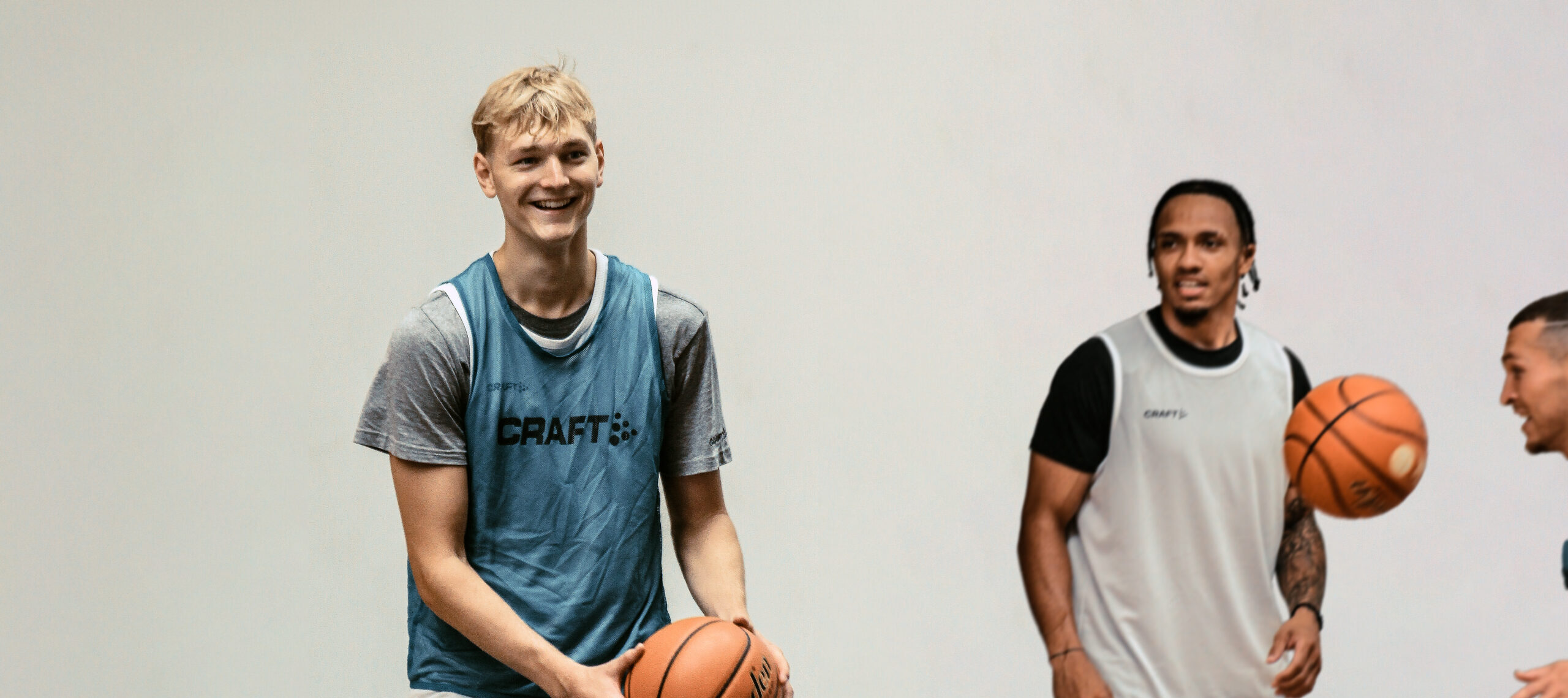 Jared Grey lächelnd mit Ball in der Hand im Training