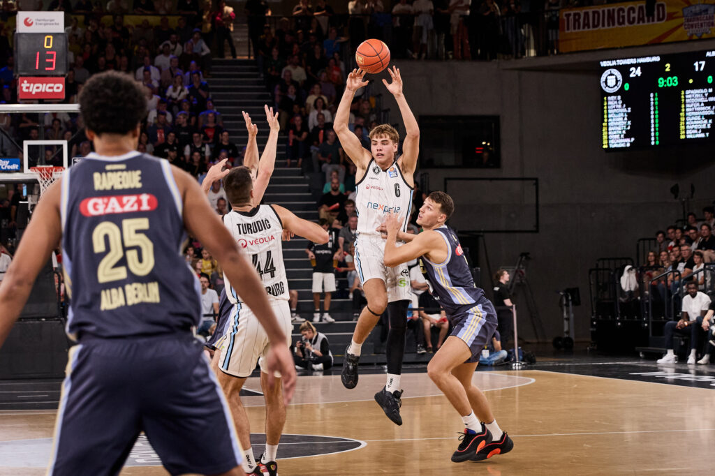Leif Möller passt den Ball beim Spiel gegen ALBA BERLIN