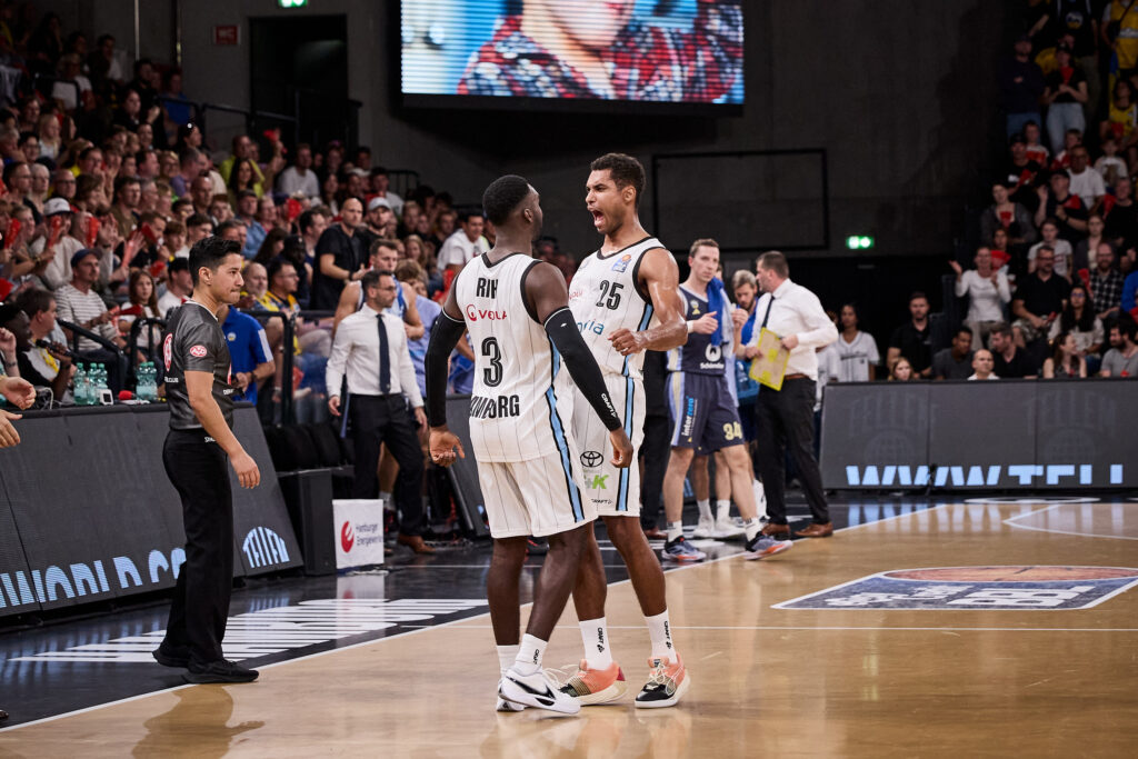 Ogbe und Rich jubeln beim Spiel gegen ALBA BERLIN