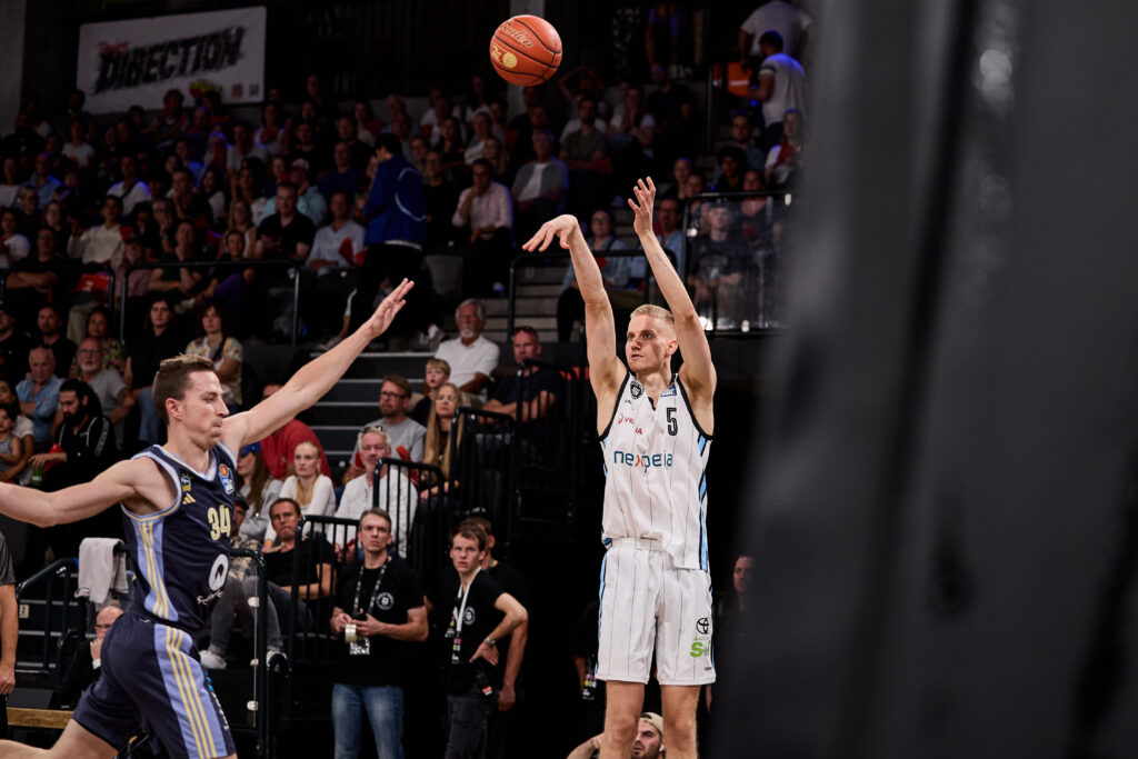 Zsombor Maronka wirft beim Spiel gegen ALBA BERLIN