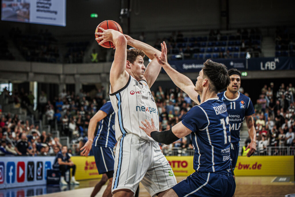 Patrick Heckmann passt den Ball beim BBL Pokalspiel gegen MLP Academics Heidelberg