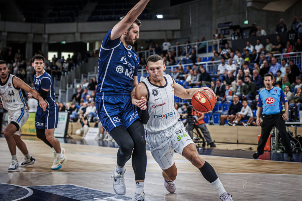 Brae Ivey zieht zum Korb beim BBL Pokalspiel gegen MLP Academics Heidelberg