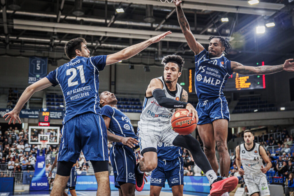 Jaizec Lottie am Ball beim BBL Pokalspiel gegen MLP Academics Heidelberg