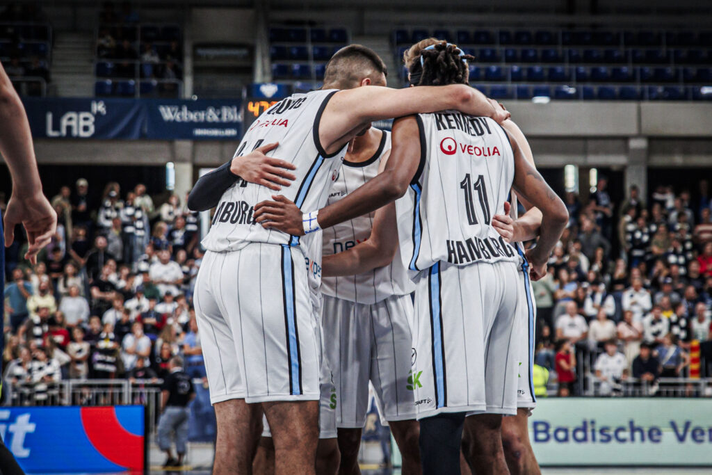 Veolia Towers stehen geschlossen zusammen beim BBL Pokalspiel gegen MLP Academics Heidelberg