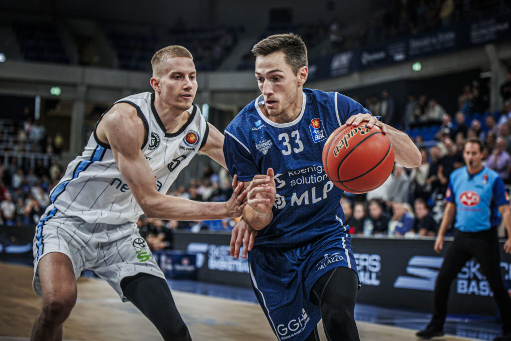 Zsombor Maronka verteidigt beim BBL Pokalspiel gegen MLP Academics Heidelberg