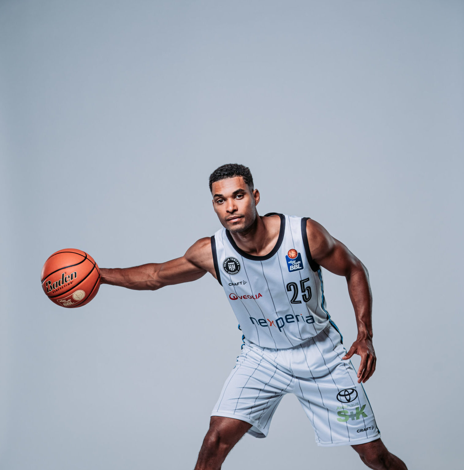Kenneth Ogbe in weißem Trikot dribbelt den Ball