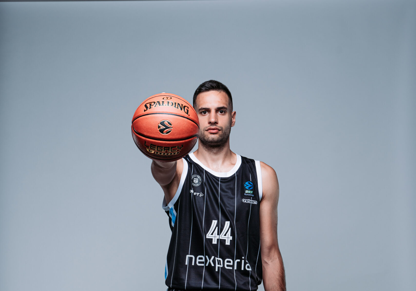 Benedikt Turudic in schwarzem Trikot hält Ball in den Händen